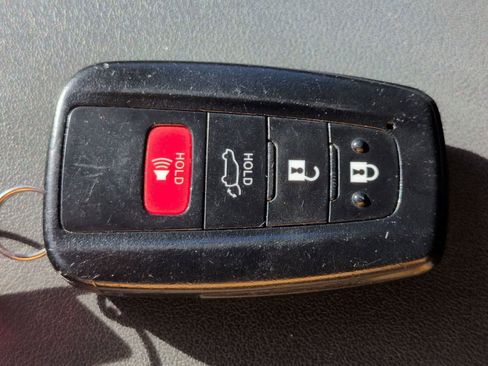 Used 2021 Toyota Highlander LE FWD image 27