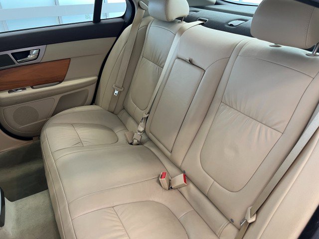 Used 2010 Jaguar XF Luxury RWD image 26
