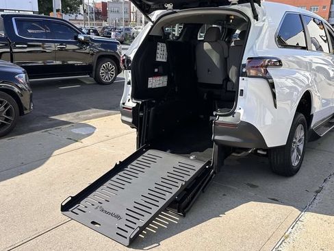 Used 2026 Toyota Sienna LE FWD image 15
