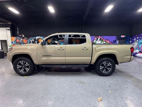 Used 2017 Toyota Tacoma TRD Sport AWD/4WD image 2