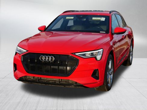 Used 2022 Audi e-tron Premium w/ Convenience Plus Package image 2