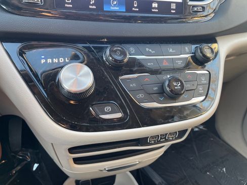 Used 2023 Chrysler Pacifica Touring-L image 14