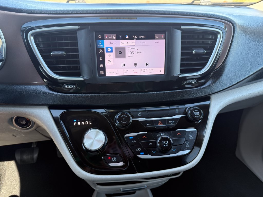 Used 2023 Chrysler Voyager LX FWD image 15
