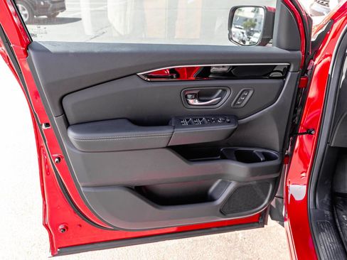 Used 2025 Honda Pilot Touring image 10