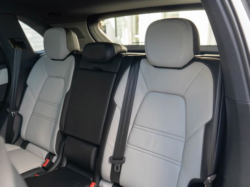 Used 2024 Porsche Cayenne image 25