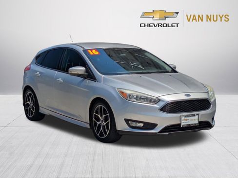 Used 2016 Ford Focus SE w/ SE Sport Package FWD image 3
