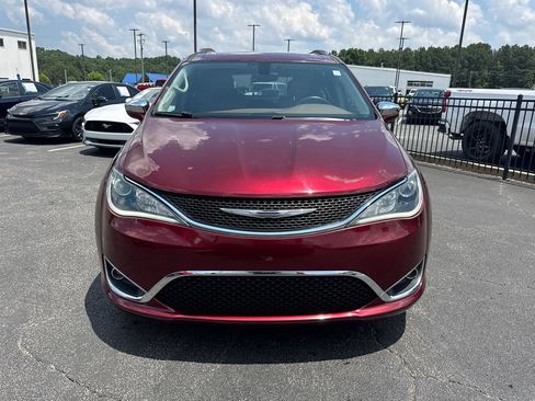 Used 2018 Chrysler Pacifica Limited FWD image 3
