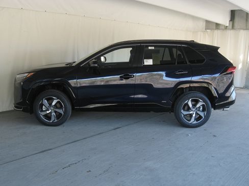 New 2025 Toyota RAV4 SE image 6