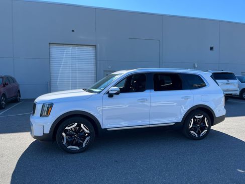 Used 2024 Kia Telluride EX w/ EX Captain's Chair Package image 4