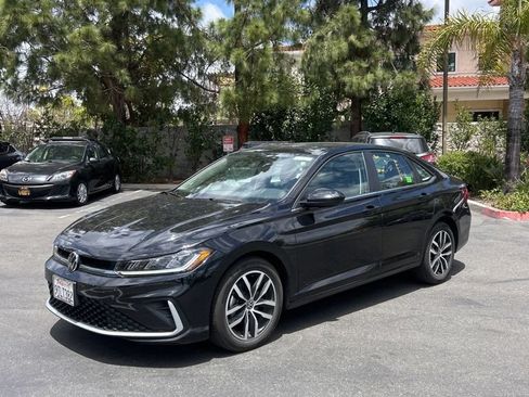 Used 2025 Volkswagen Jetta SE FWD image 1