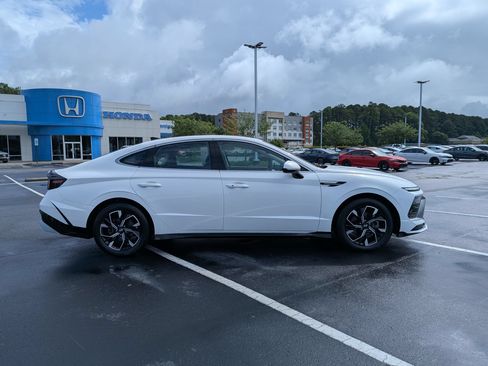 Used 2024 Hyundai Sonata SEL FWD image 2