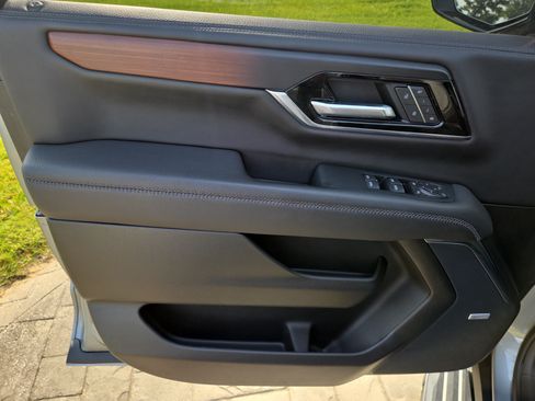 Used 2025 GMC Yukon Denali AWD/4WD image 6