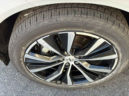 Certified 2024 Volvo XC60 B5 Plus AWD/4WD image 32