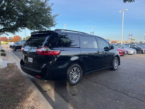 Used 2018 Toyota Sienna XLE image 7