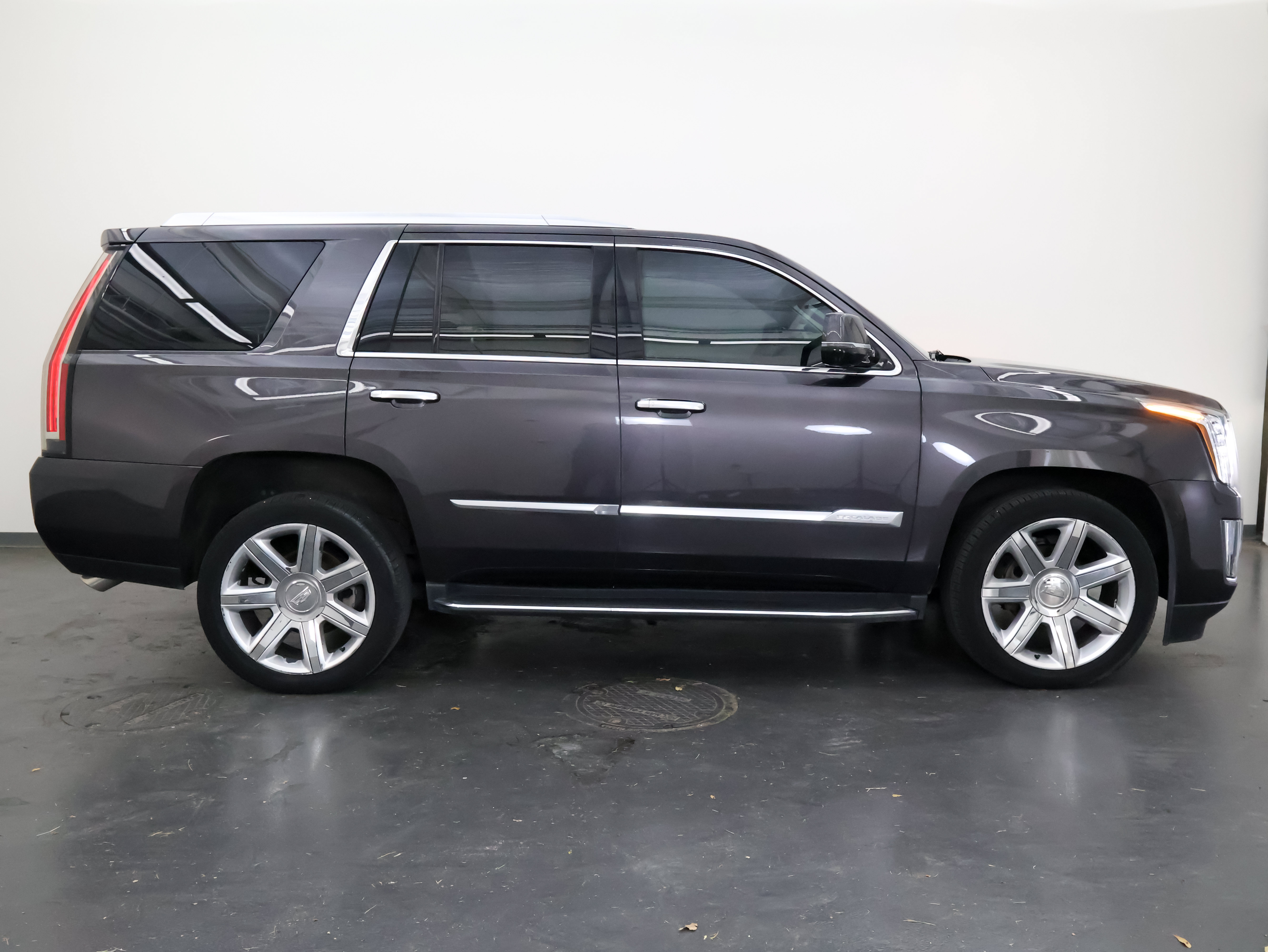 Used 2016 Cadillac Escalade Luxury RWD image 2