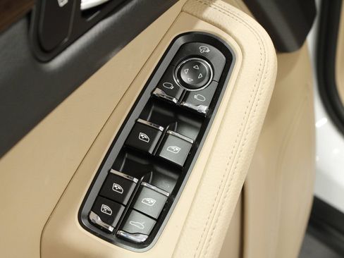 Certified 2025 Porsche Macan AWD/4WD image 31