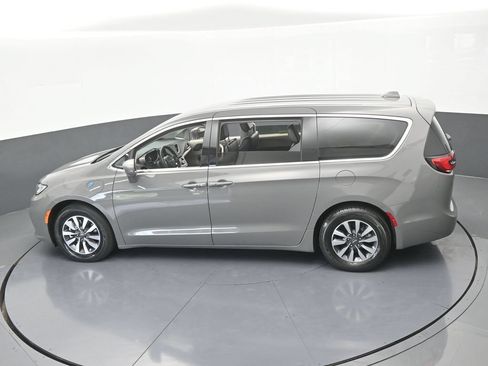 Used 2022 Chrysler Pacifica Touring-L FWD image 52
