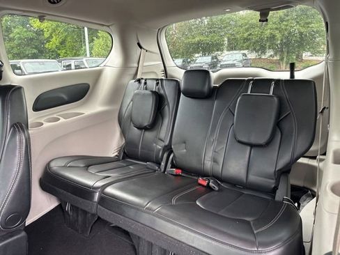 Used 2023 Chrysler Pacifica Touring-L FWD image 12