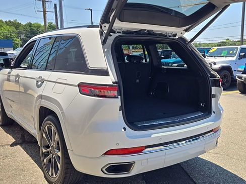 Used 2023 Jeep Grand Cherokee Overland AWD/4WD image 9