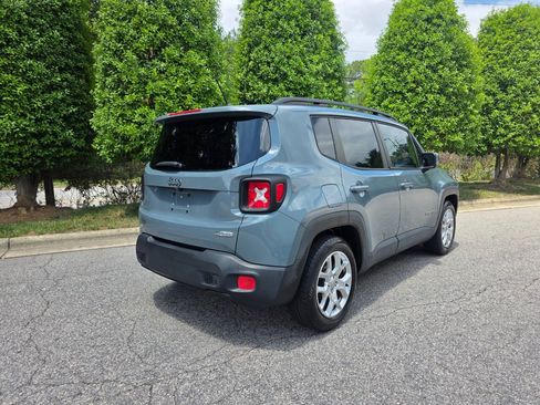 Used 2017 Jeep Renegade Latitude FWD image 5