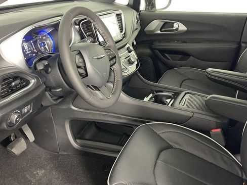 New 2025 Chrysler Pacifica Limited image 11