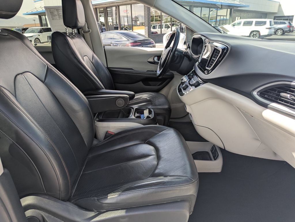 Used 2020 Chrysler Pacifica Touring-L w/ Advanced Safetytec Group FWD image 37