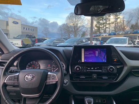 Used 2023 Toyota Highlander LE image 24