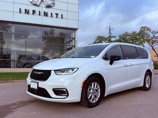 Used 2025 Chrysler Pacifica Select video 1