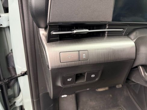 Used 2025 Hyundai Kona Limited FWD image 24