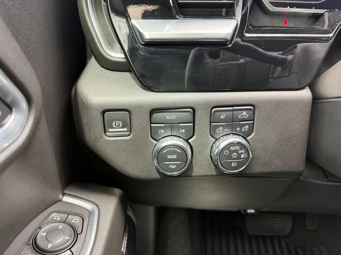 Used 2022 GMC Sierra 1500 SLT w/ SLT Convenience Package AWD/4WD image 11