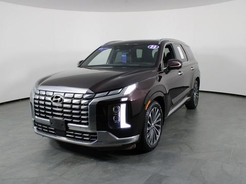Used 2023 Hyundai Palisade Calligraphy image 2