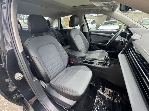 Used 2025 Volkswagen Jetta SE FWD image 37