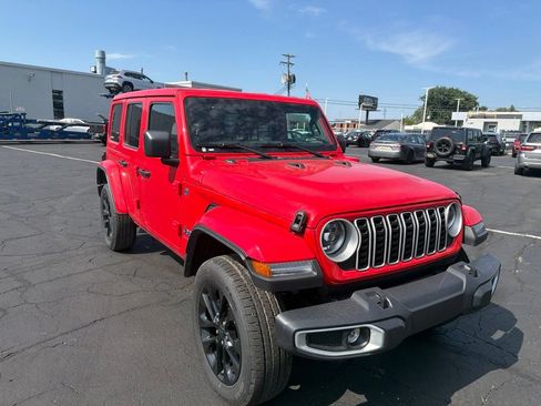Used 2025 Jeep Wrangler Unlimited Sahara w/ Safety Group AWD/4WD image 4