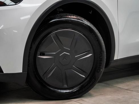 Used 2026 Tesla Model Y 2WD image 3
