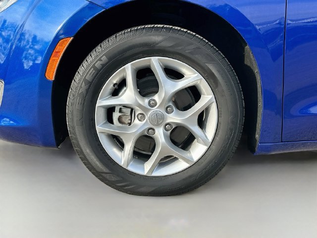 Used 2019 Chrysler Pacifica Touring Plus w/ Tire & Wheel Group FWD image 32