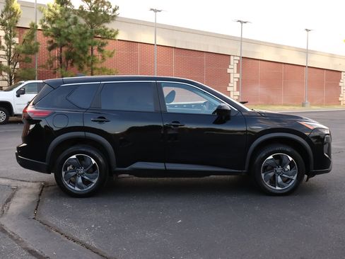 Used 2025 Nissan Rogue SV FWD image 30