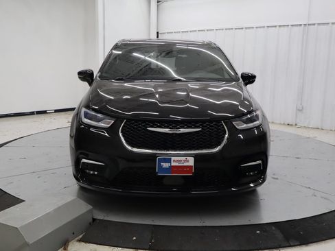 Used 2025 Chrysler Pacifica Select FWD image 8