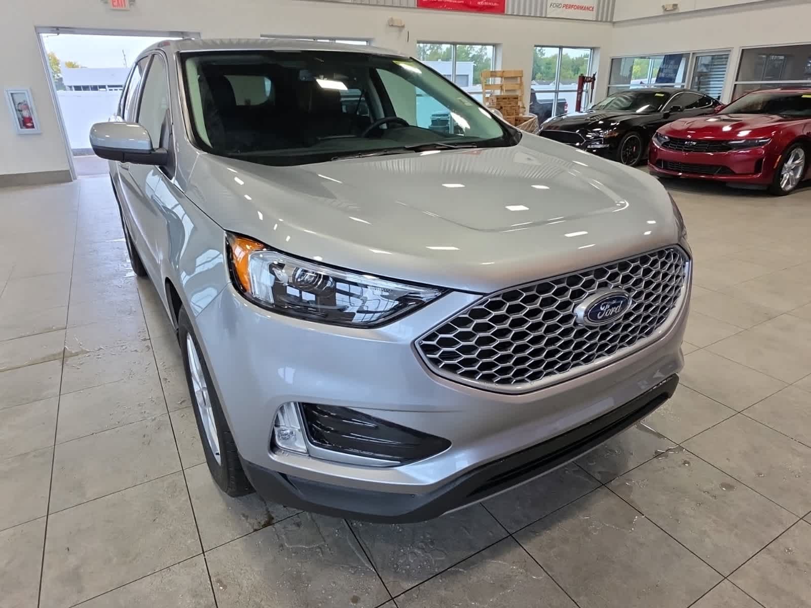 Used 2024 Ford Edge SEL w/ Convenience Package AWD/4WD image 3