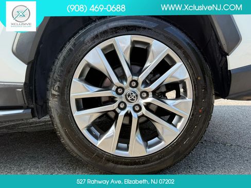 Used 2020 Toyota RAV4 Limited FWD image 31