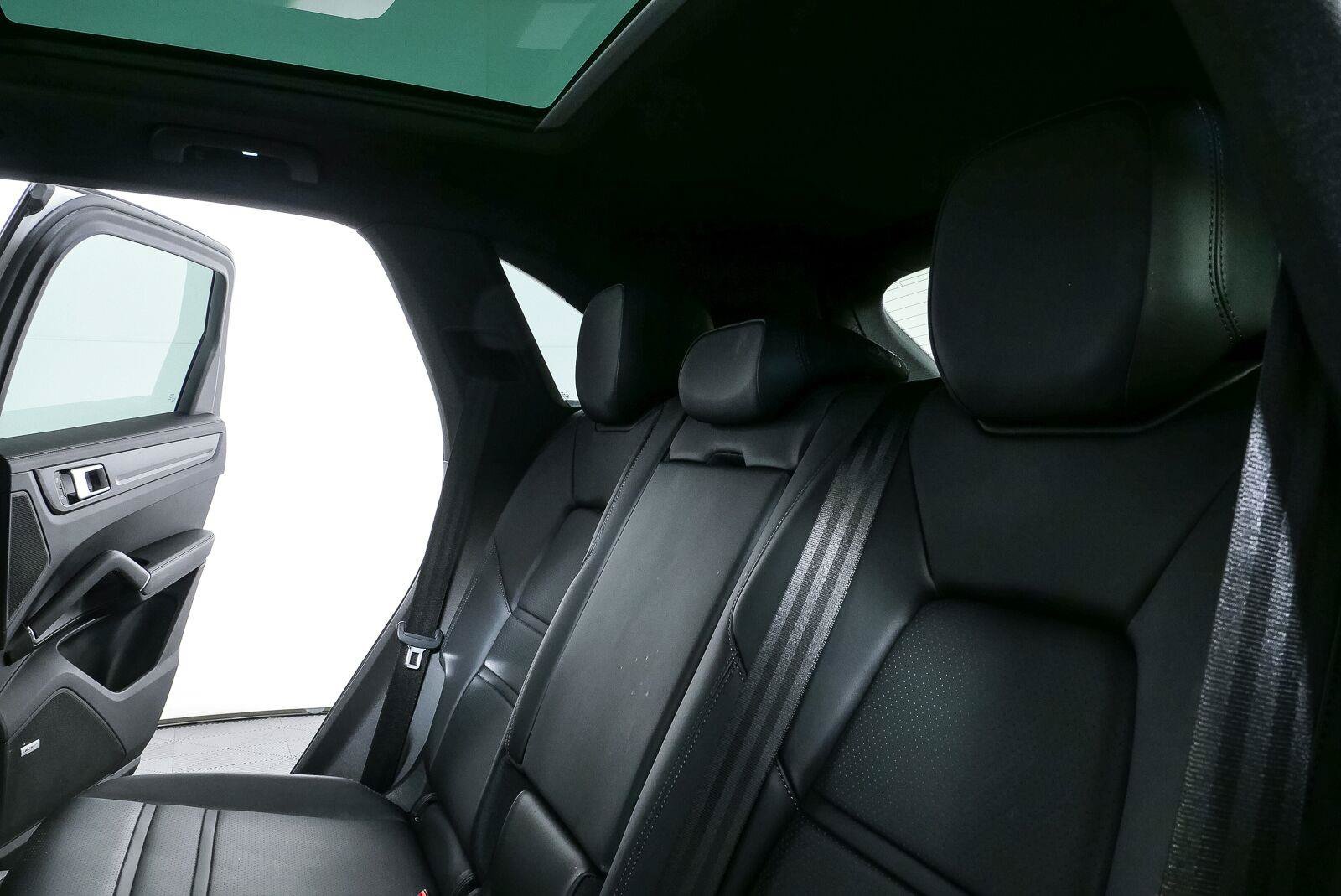 Certified 2023 Porsche Cayenne AWD/4WD image 23
