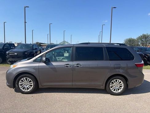 Used 2017 Toyota Sienna XLE Premium FWD image 3