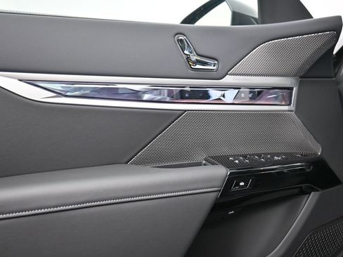 New 2026 BMW 750e xDrive image 9