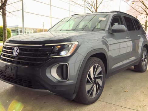Used 2025 Volkswagen Atlas SE image 2