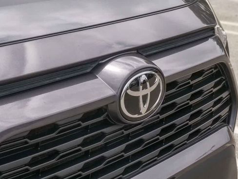 Used 2019 Toyota RAV4 LE FWD image 5