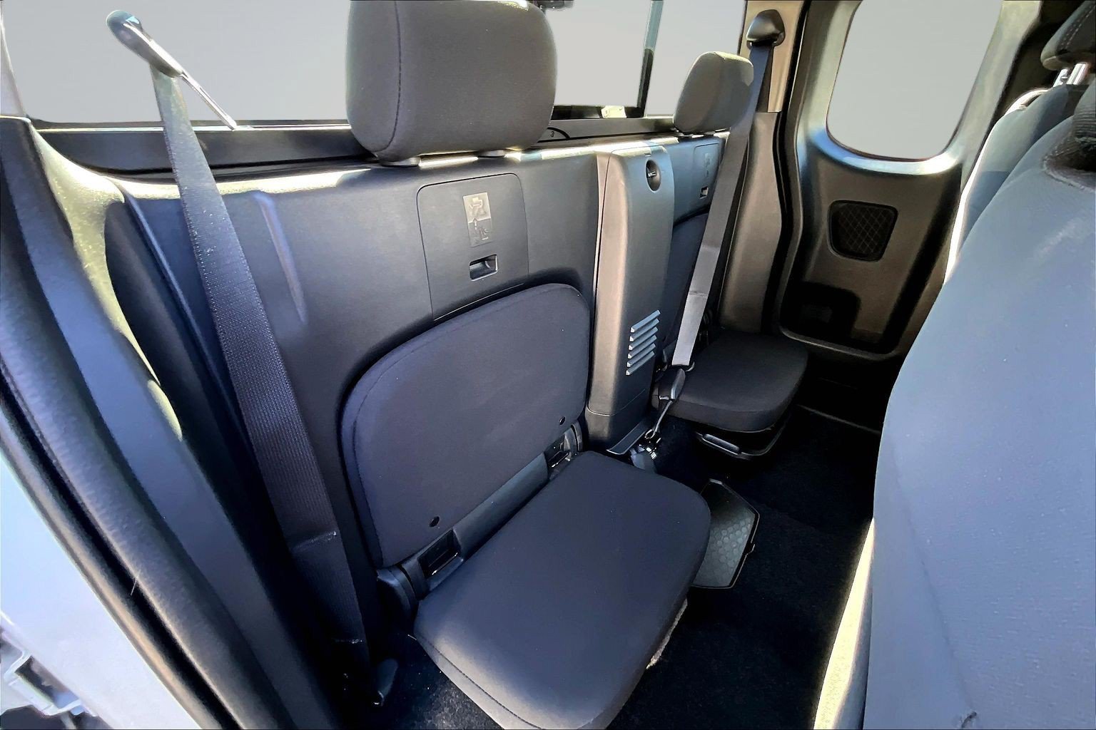 Used 2024 Nissan Frontier SV w/ SV Convenience Package RWD image 23