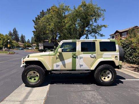 Used 2015 Jeep Wrangler Unlimited Sahara w/ Connectivity Group AWD/4WD image 3