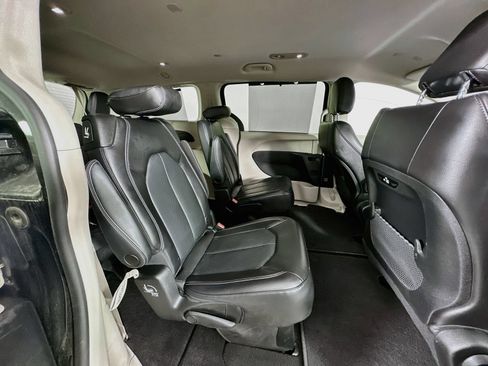 Used 2022 Chrysler Pacifica Touring-L FWD image 27