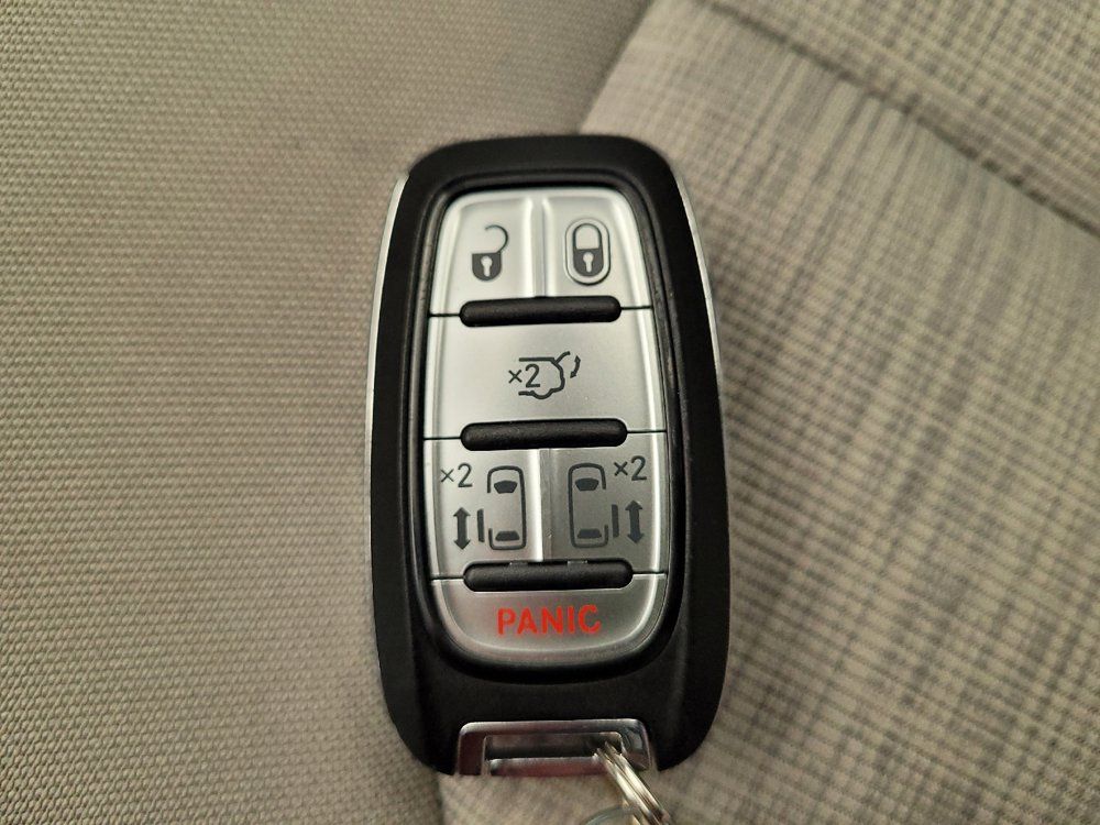 Used 2018 Chrysler Pacifica Touring Plus FWD image 32