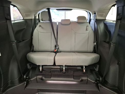 Used 2026 Toyota Sienna XLE FWD image 23