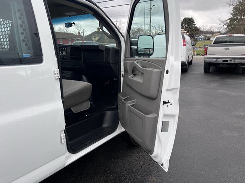 Used 2017 GMC Savana 2500 w/ Door Trim Panel Package image 22